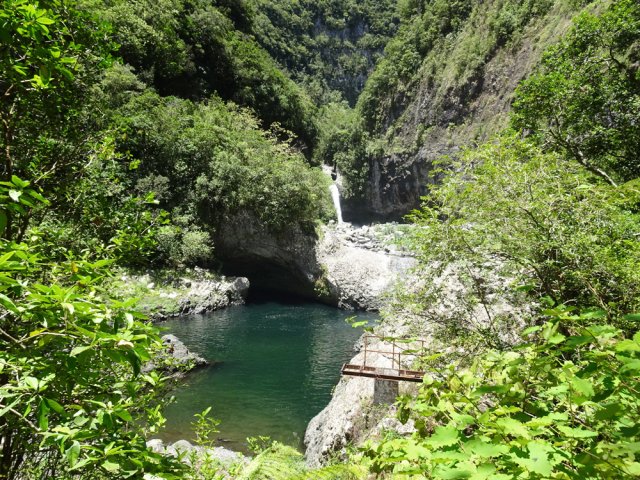 On devine très vite le Bassin Gingembre et sa cascade