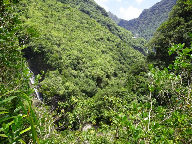 Au retour, on distingue très bien la partie visible de l'usine. Le reste est enterré