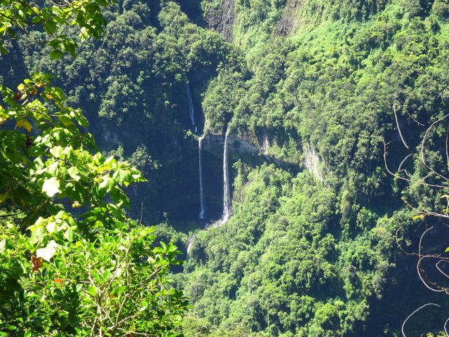 On devine au loin la Cascade Arc-en-Ciel