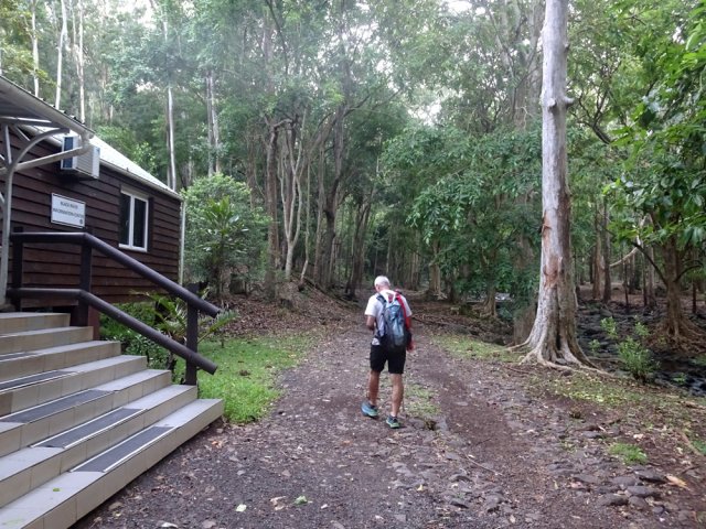 Suivre la piste longeant la rivière à partir du Black River Information Center