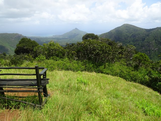 Du kiosque et de son banc de repos, on profite de magnifiques vues sur le sud de l'île