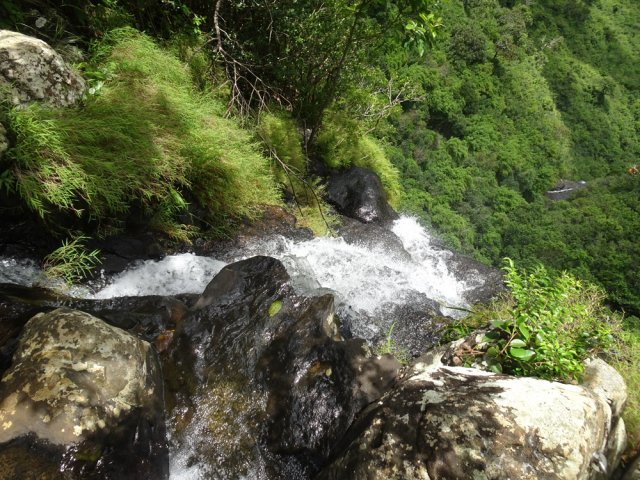 On voit peu de la cascade et méfiance en se penchant