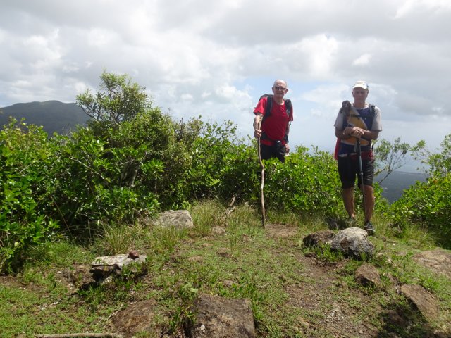 Le sommet est plat sur quelques mètres carrés, de quoi profiter des paysages