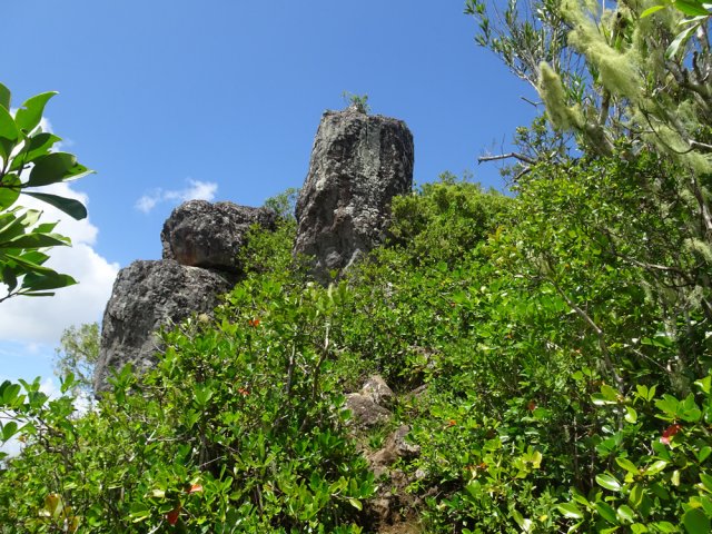 Entamer la descente par quelques portions rocheuses