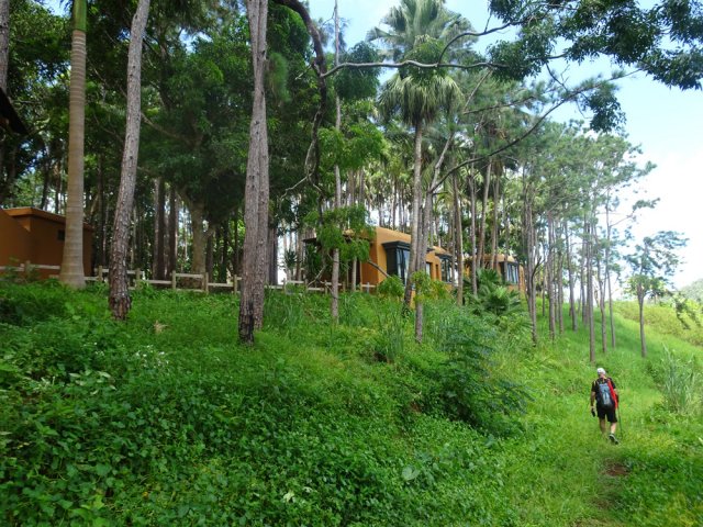 Prendre la piste transformée en sentier à partir du restaurant
