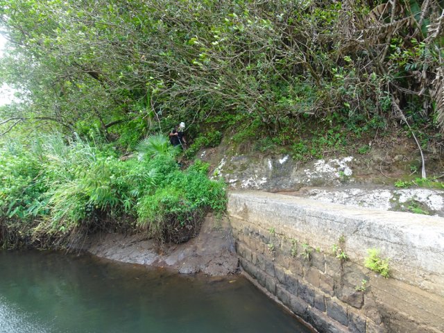 Le quitter pour atteindre la berge du petit lac artificiel