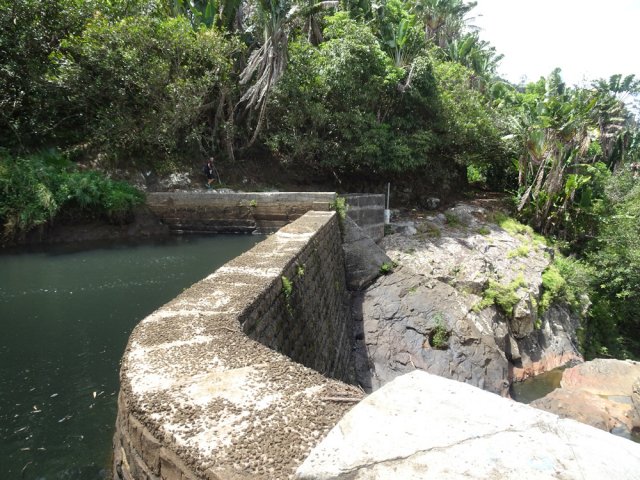 On peut facilement traverser la rivière en marchant sur la digue bétonnée