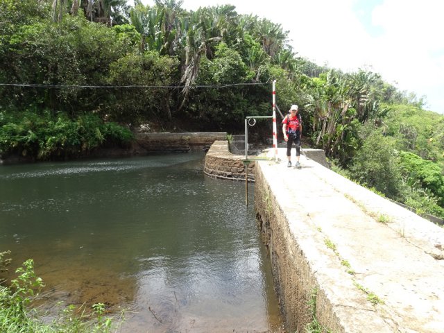 La digue très large supprime l'impression de vertige