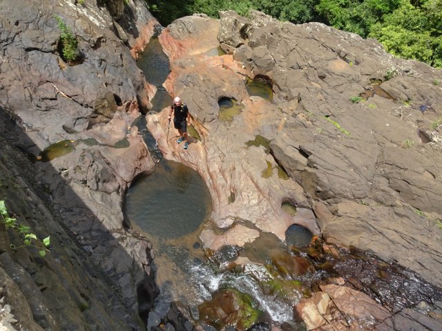 L'ancien lit de la rivière et ses grandes marmites