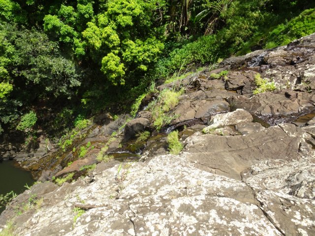 L'eau, non soutirée, file en cascade dans le bassin 40 m plus bas