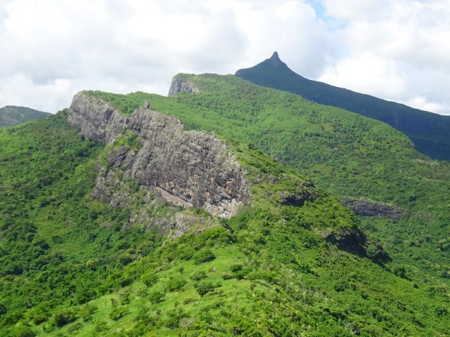 La faille de la Fenêtre est cachée entre deux barres rocheuses