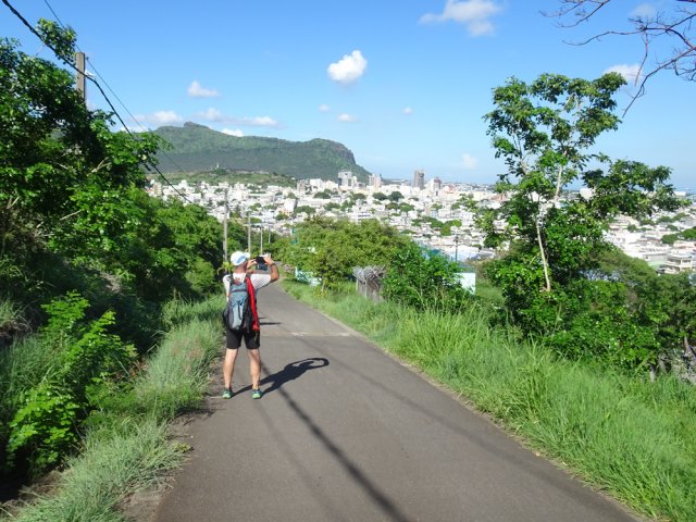 La route étroite monte régulièrement jusqu'au belvédère