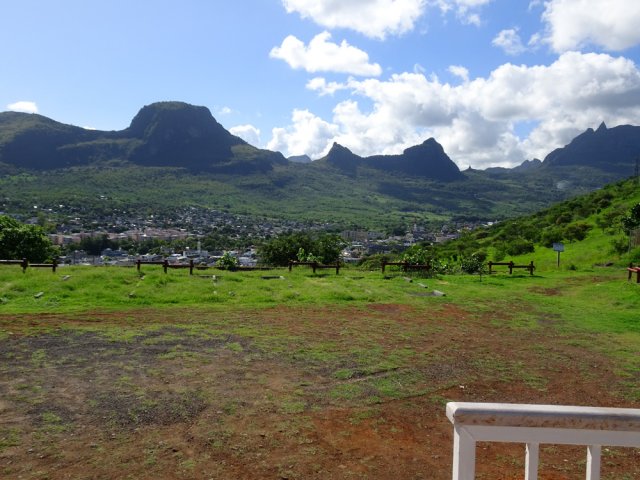 Large esplanade offrant de magnifiques points de vue sur les sommets