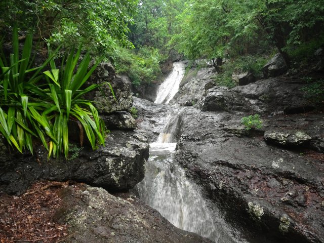 Petit détour de 40 mètres pour atteindre le ruisseau et sa cascade