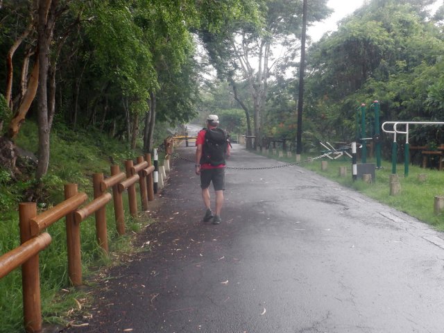 La montée commence à la chaîne fermant le passage
