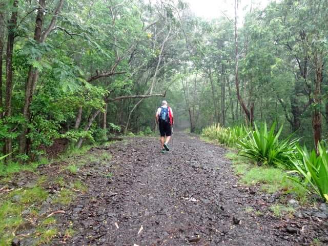 A la fin de la route, on poursuit sur piste caillouteuse