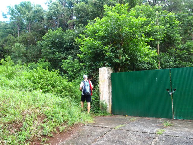 Départ très facile à repérer à gauche du portail vert