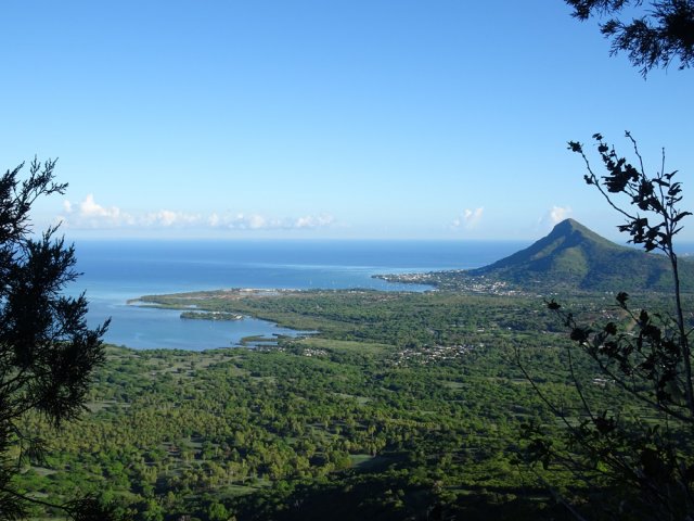 On distingue le parc de Caséla au pied du piton