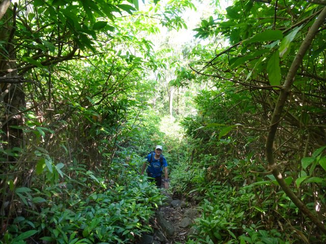 Très vite, la montée devient plus ardue sur un sol rocheux