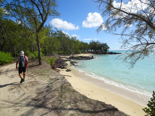 Le chemin passe au plus près des vagues