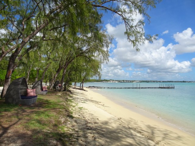 La terre est à quelques brasses, mais le chenal à traverser est fréquenté par les bateaux