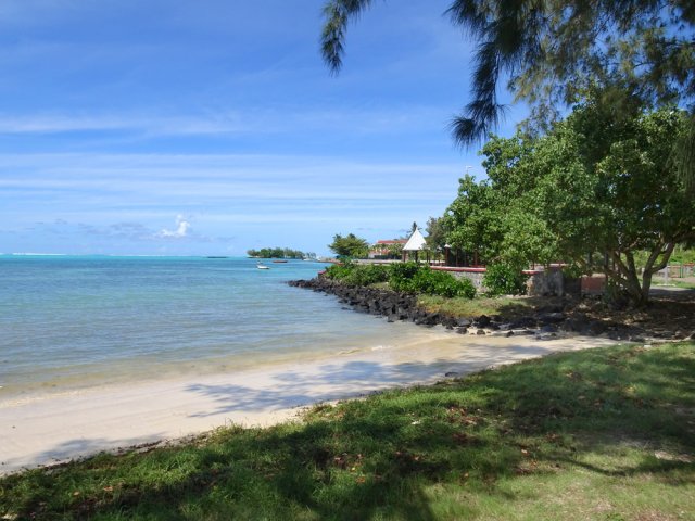 La plage de Roches Noires