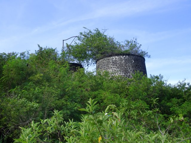 Les deux fours lorsque l'on s'éloigne un peu des ruines