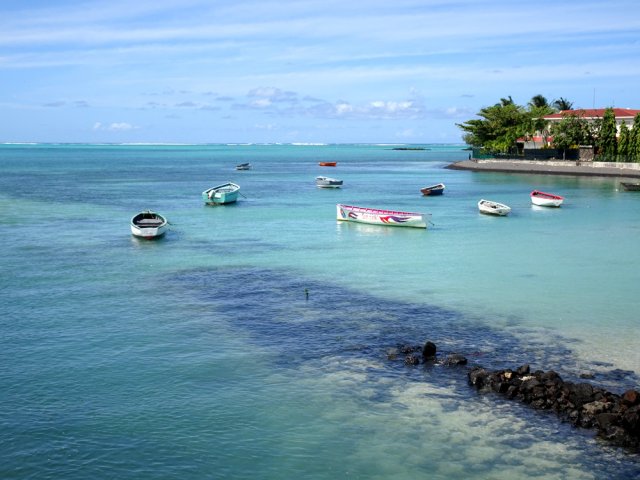 D'autres barques de l'autre côté du pont