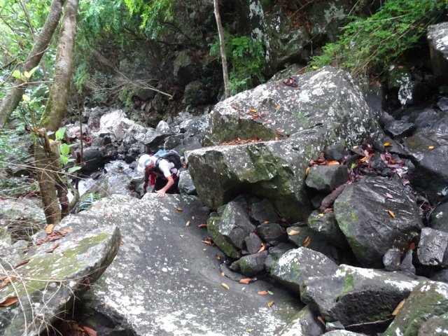 Très forte montée du lit de la ravine en direction de la cascade Gollum