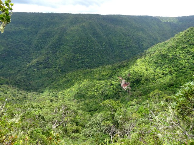 A droite, le belvédère de la Rivière Noire