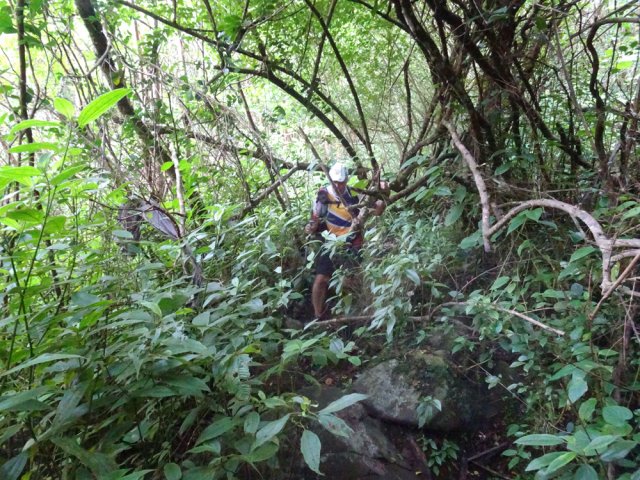 Il faut enjamber, se baisser, se contorsionner mais ça passe