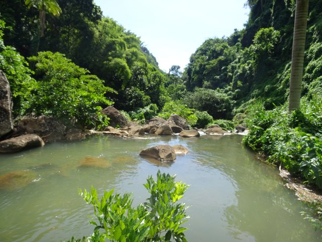 L'aval de la rivière, très rocheux