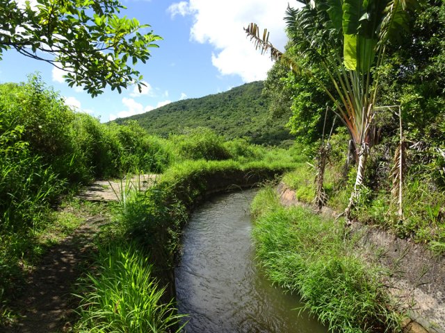 Le canal suit la courbe de niveau