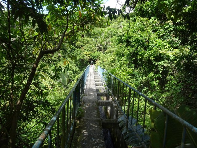 L'eau passe au-dessus de la rivière par une passerelle-canal