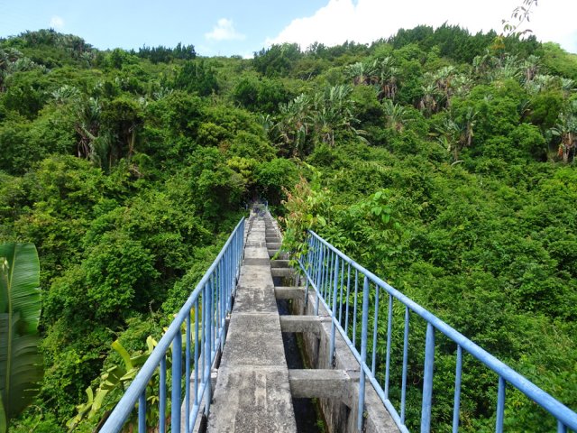 Au début, des rambardes protègent du vide