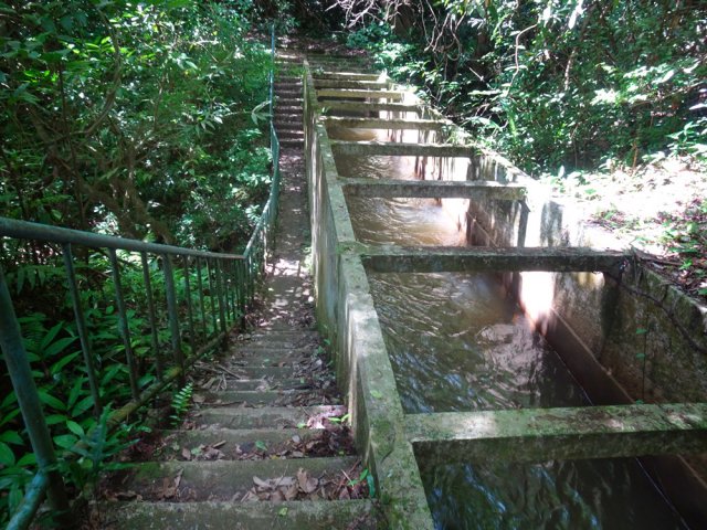 Quelques ouvrages plus importants sont érigés régulièrement