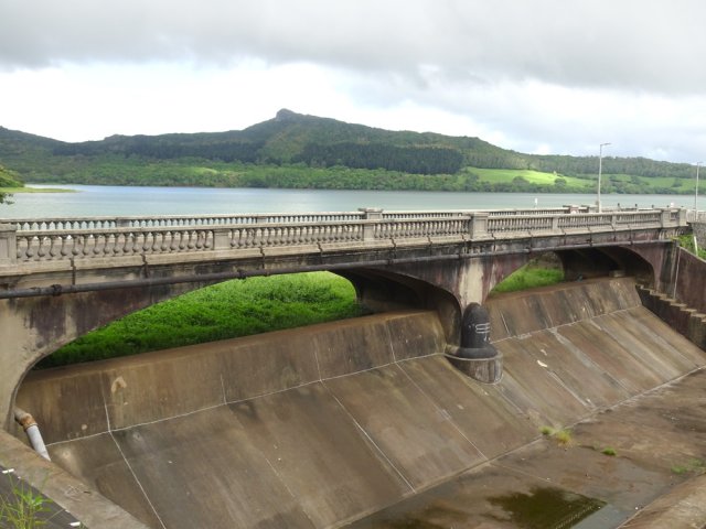 Le trop-plein et le lac depuis le début de la randonnée