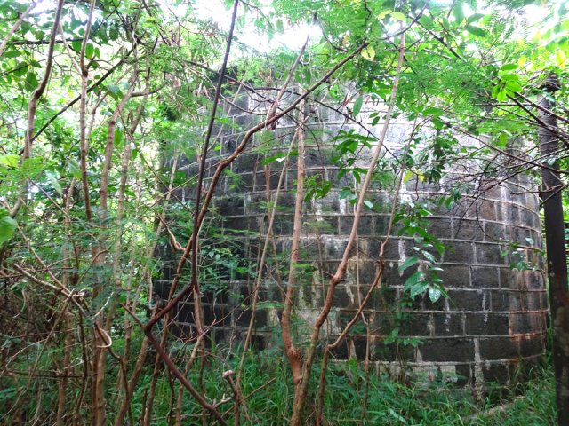 On arrive à un château d'eau en pierre, point de départ d'un autre sentier