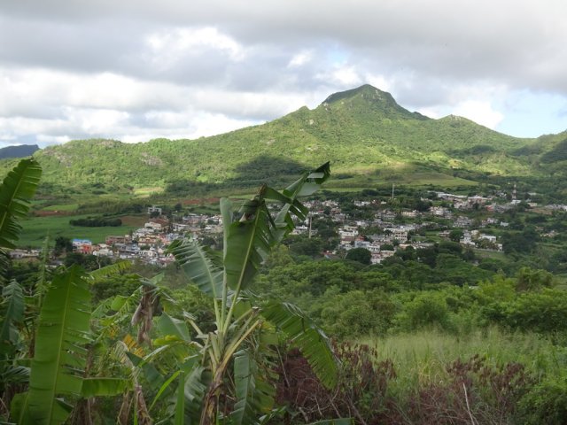 Le village de Crève Cœur surmonté de Calebasses Montain (650 m)