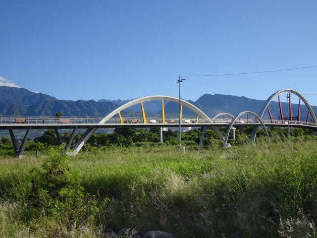 Le pont dans son ensemble vu du parking de la gare routière