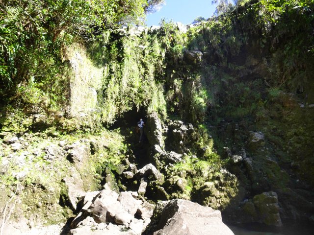 Le cassé de 15 m accueille une grotte facile à rejoindre