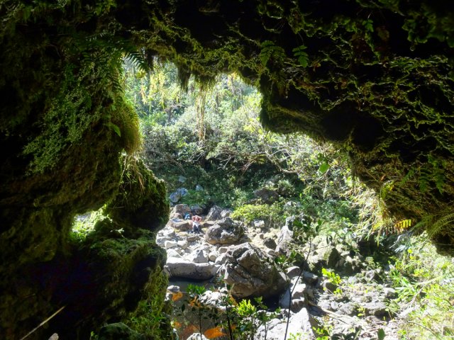 Vue sur le bassin depuis la grotte