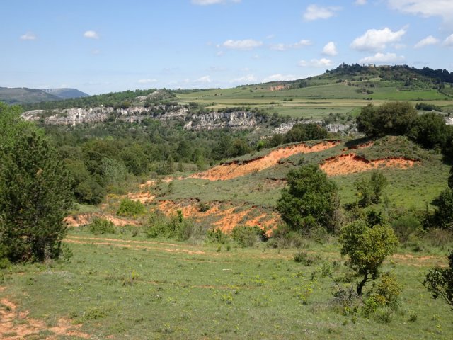 Contraste entre les terres rouges et les falaises calcaires des Bals
