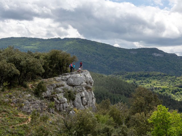 Le sentier se rapproche de la falaise