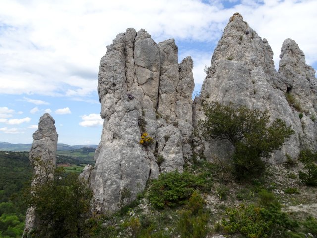 Fort contraste entre les aiguilles calcaires et les forêts environnantes