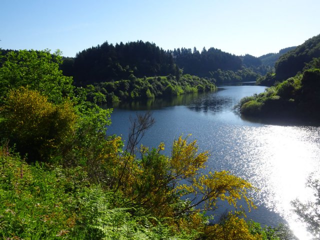 Le lac de barrage est toujours étroit et biscornu