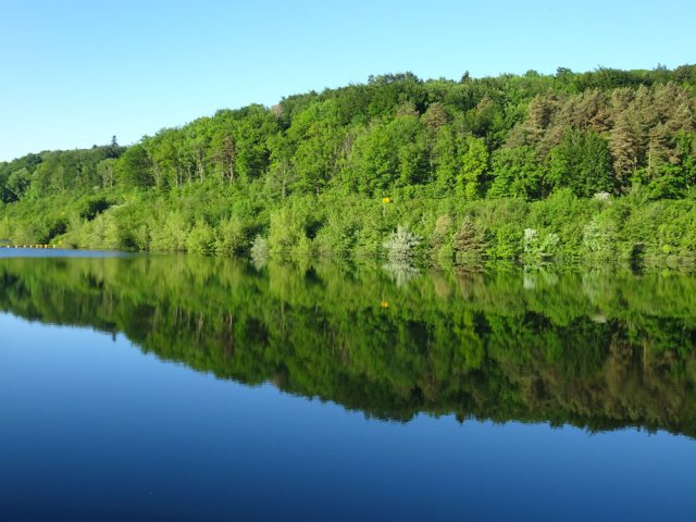 Le lac vu depuis le début du barrage