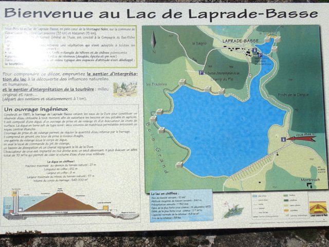 Le premier panneau en bord de route ; à lire avant de partir