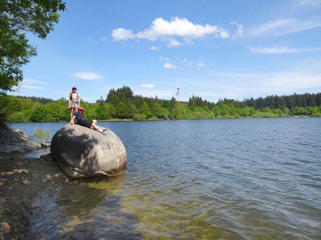 Un rocher proche d'une zone de pique-nique rudimentaire