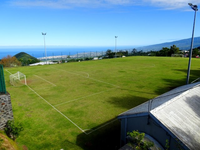 Rejoindre la RD3 et la poste en contournant le stade du village